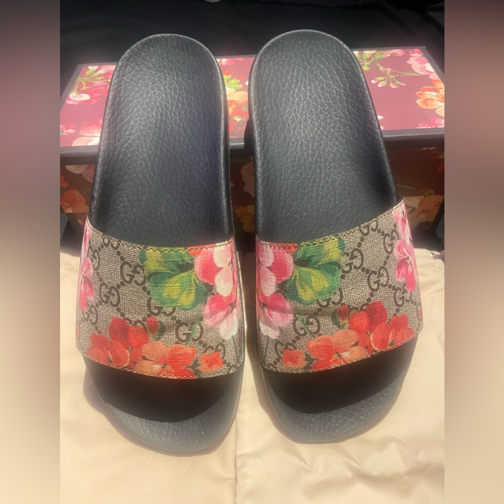 Authentic Gucci bloom slides size 7.5